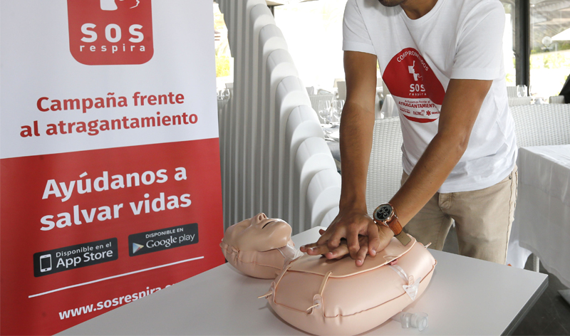 Más de 500 restaurantes del País Vasco aprenden maniobras básicas para salvar la vida en caso de atragantamiento