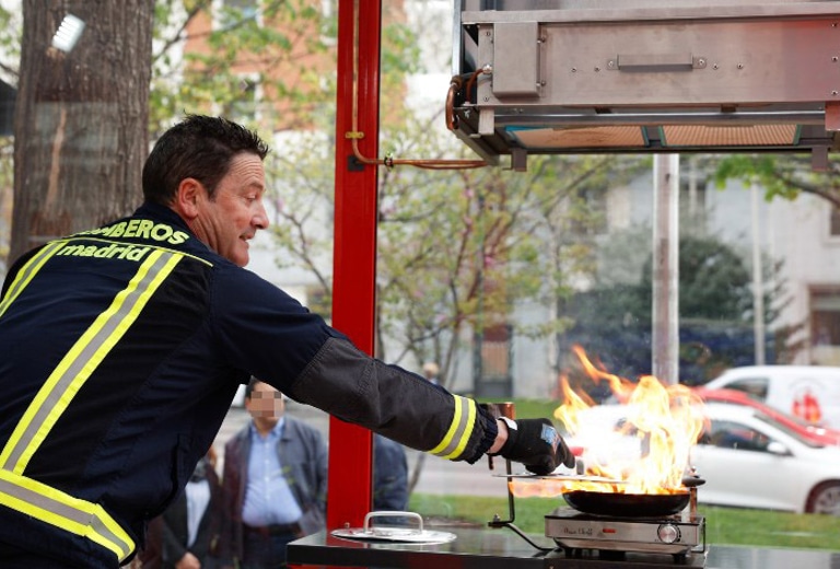 Fundación MAPFRE y Bomberos del Ayuntamiento de Madrid enseñan cómo evitar incendios en el hogar