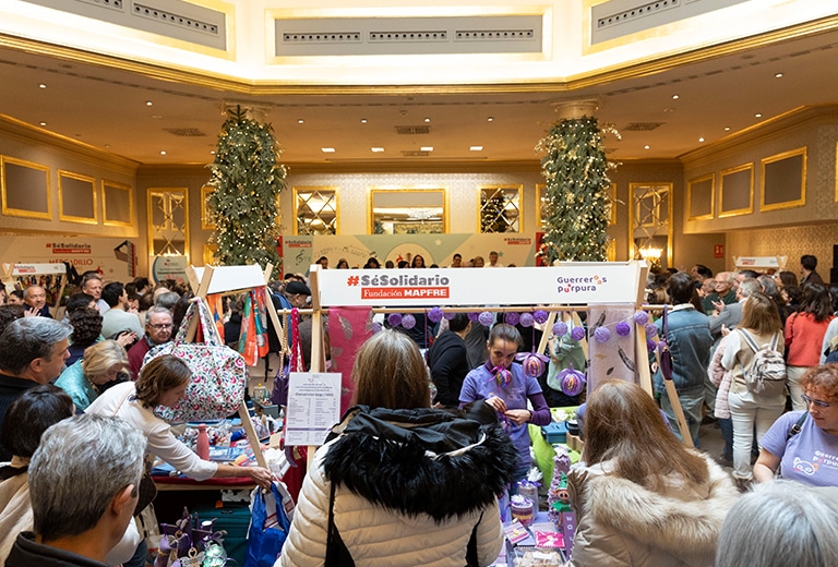 Fundación MAPFRE celebra su mercadillo solidario de Navidad para ayudar a los enfermos de ELA