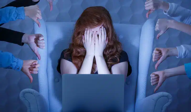 Las mujeres sufren más del doble de ansiedad, miedo y problemas de alimentación que ellos debido a los comentarios negativos que reciben en las redes sociales