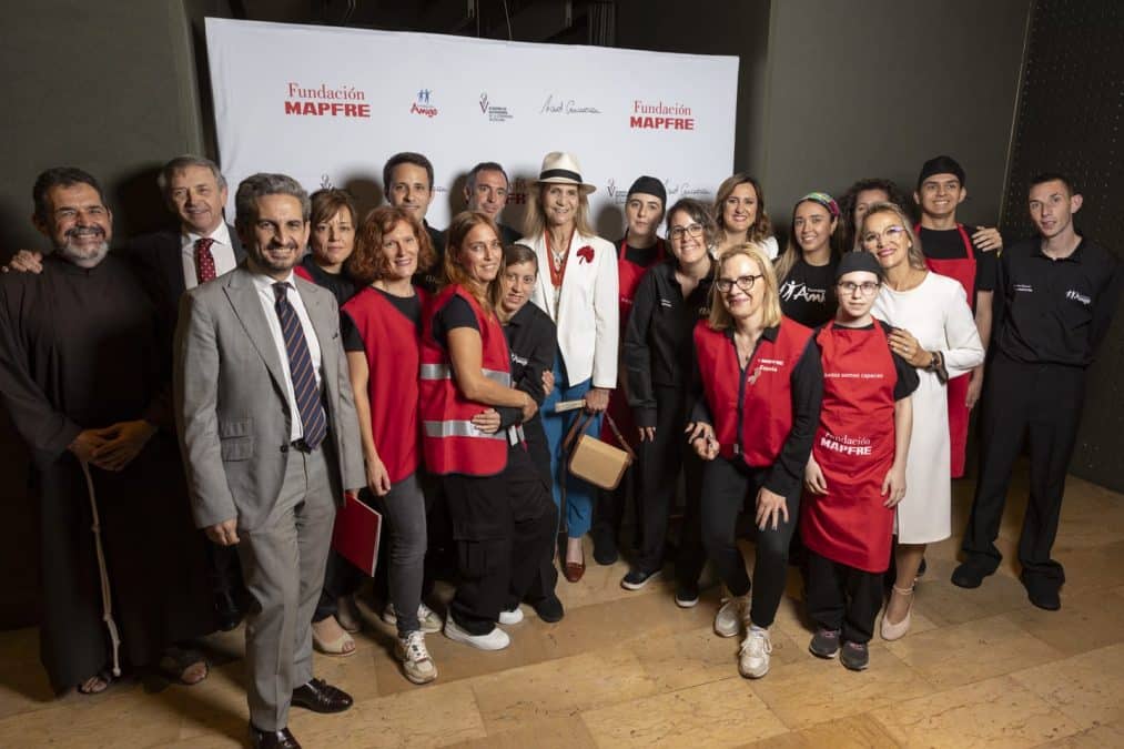 Personas con discapacidad intelectual participan junto al cocinero Ricard Camarena en la elaboración de un menú solidario a favor de Fundación Amigó