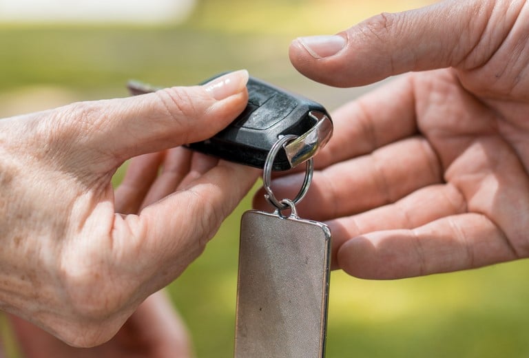 Los conductores mayores registran menos siniestros viales que los jóvenes, pero son más vulnerables cuando sufren lesiones de tráfico