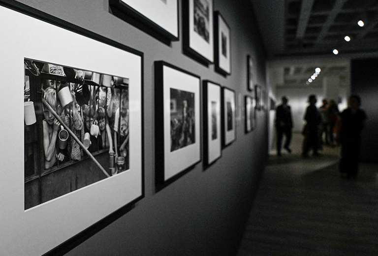 Una completa exposición recorre la trayectoria del famoso fotógrafo Henri Cartier-Bresson, en el centro KBr Fundación MAPFRE
