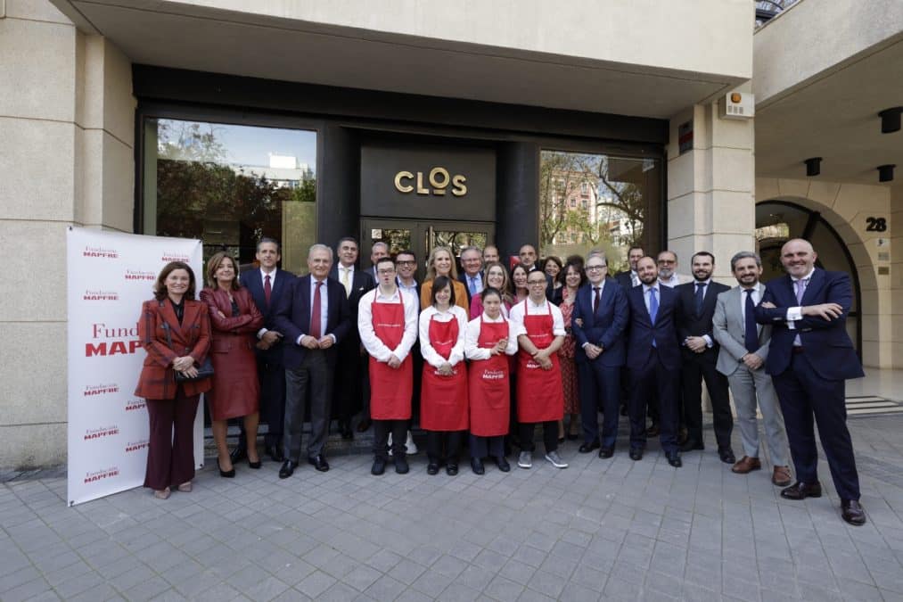 4 personas con discapacidad intelectual participan junto al chef Marcos Granda en la elaboración de un menú solidario a favor de la Fundación Down Madrid