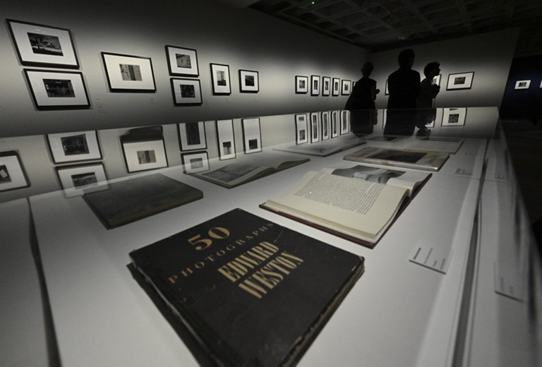 El centro KBr acoge dos nuevas exposiciones que presentan la fotografía como arte y testimonio