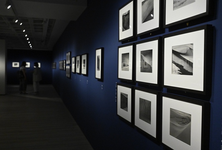 El centre KBr acull dues noves exposicions que presenten la fotografia com a art i testimoniatge